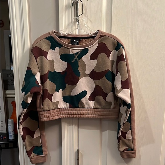 Balance Athletica Camo crew neck long sleeve crop top. Size Small - Picture 1 of 4